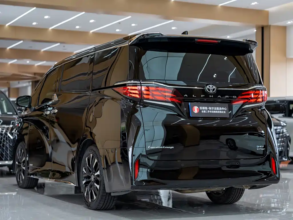 Toyota Alphard — фото 11