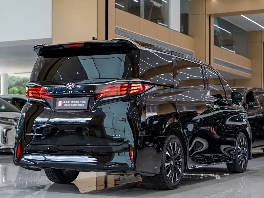 Toyota Alphard — фото 13