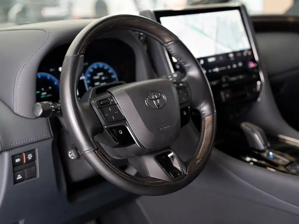 Toyota Alphard — фото 4