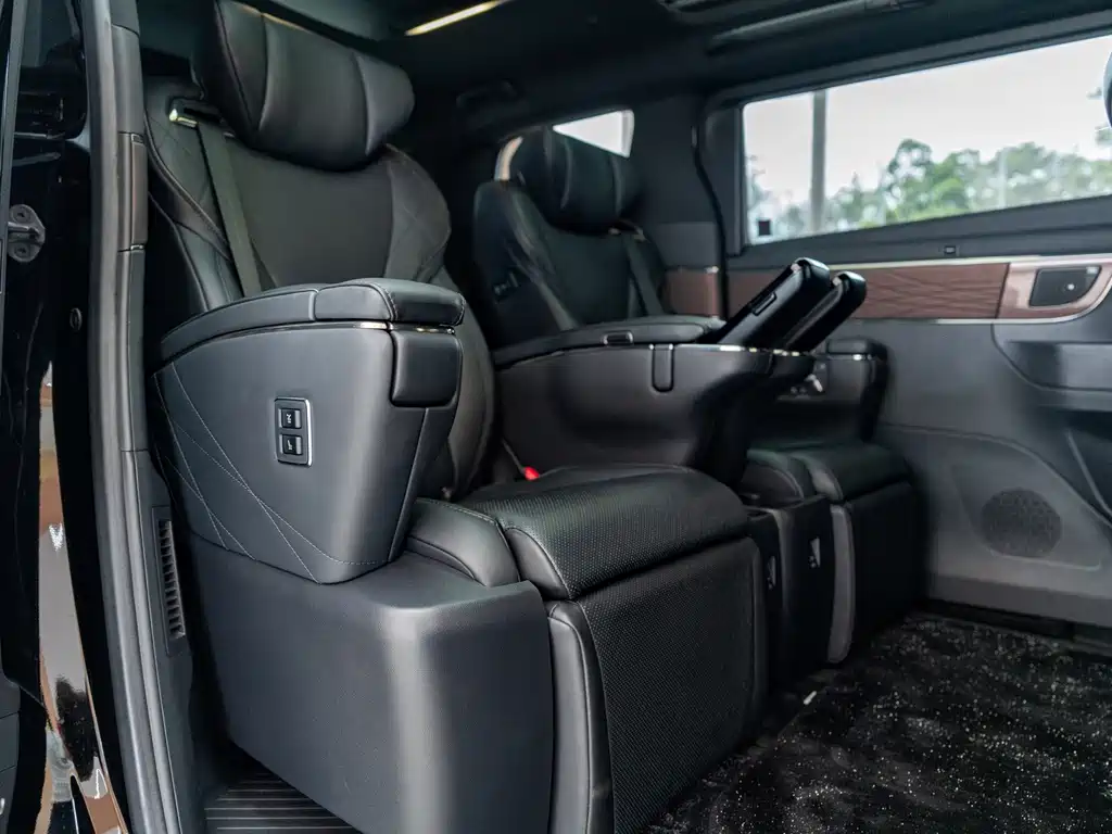 Toyota Alphard — фото 8