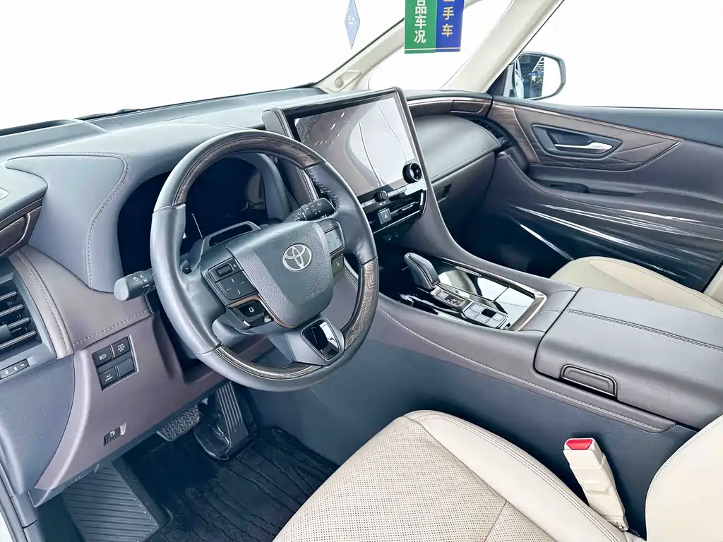 Toyota Alphard — фото 2