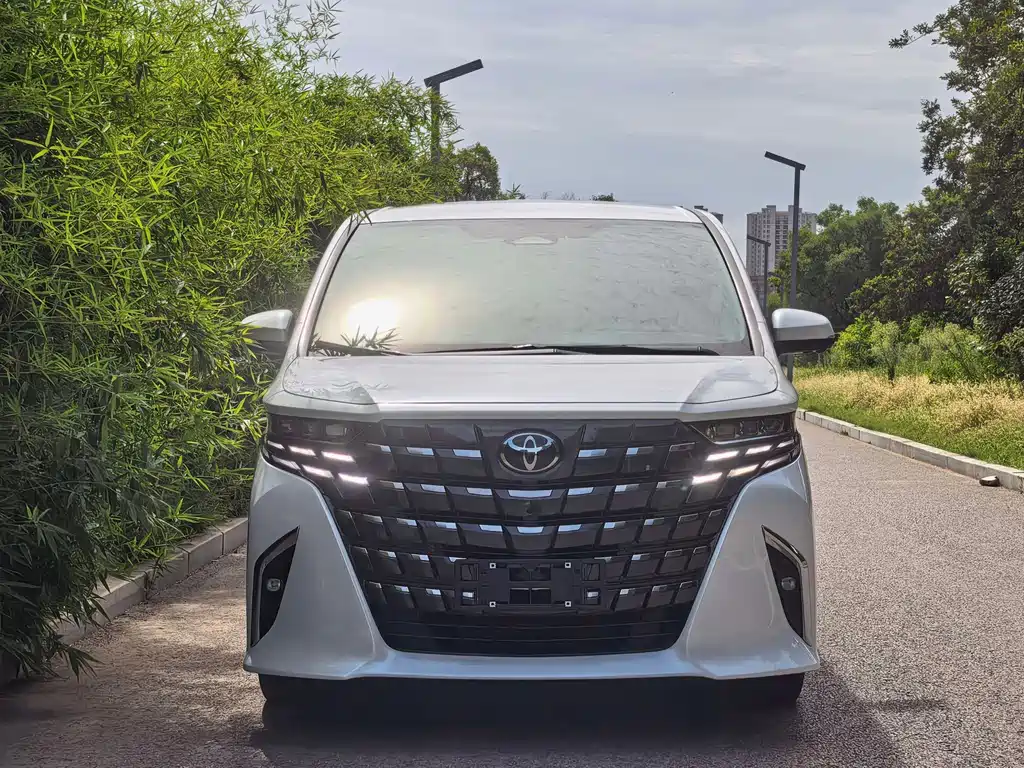 Toyota Alphard — фото 2