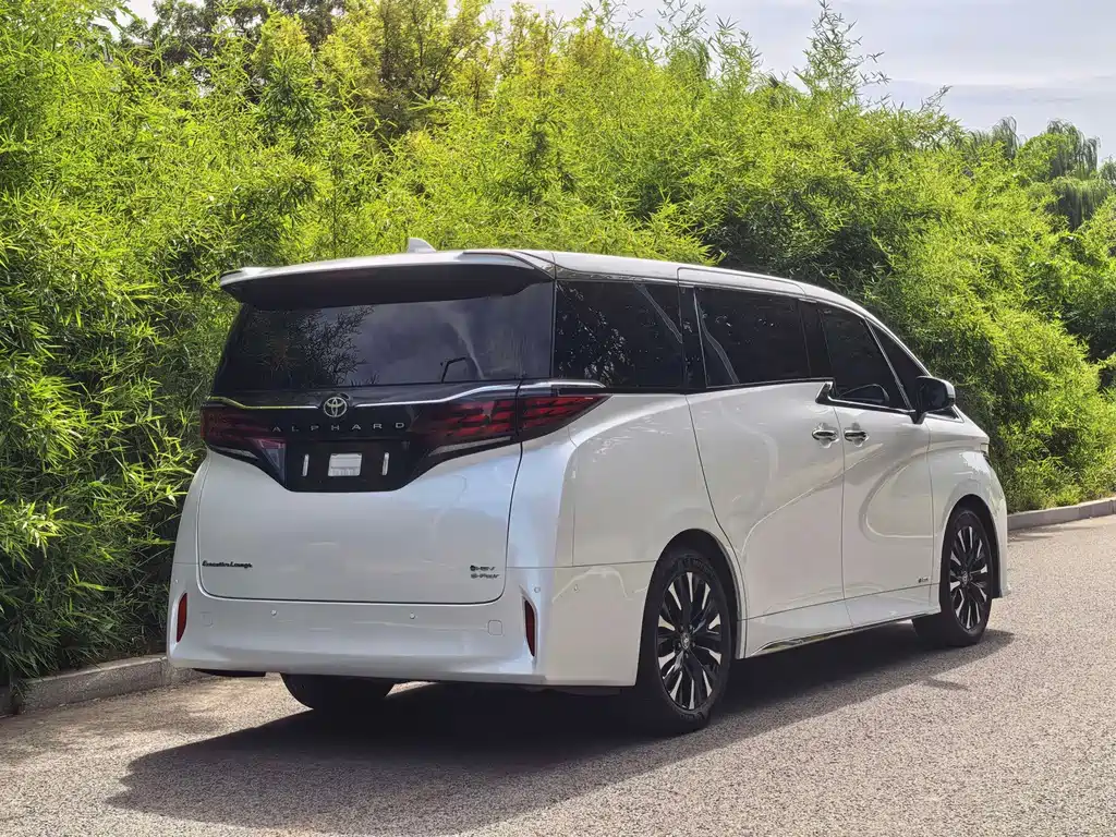 Toyota Alphard — фото 12