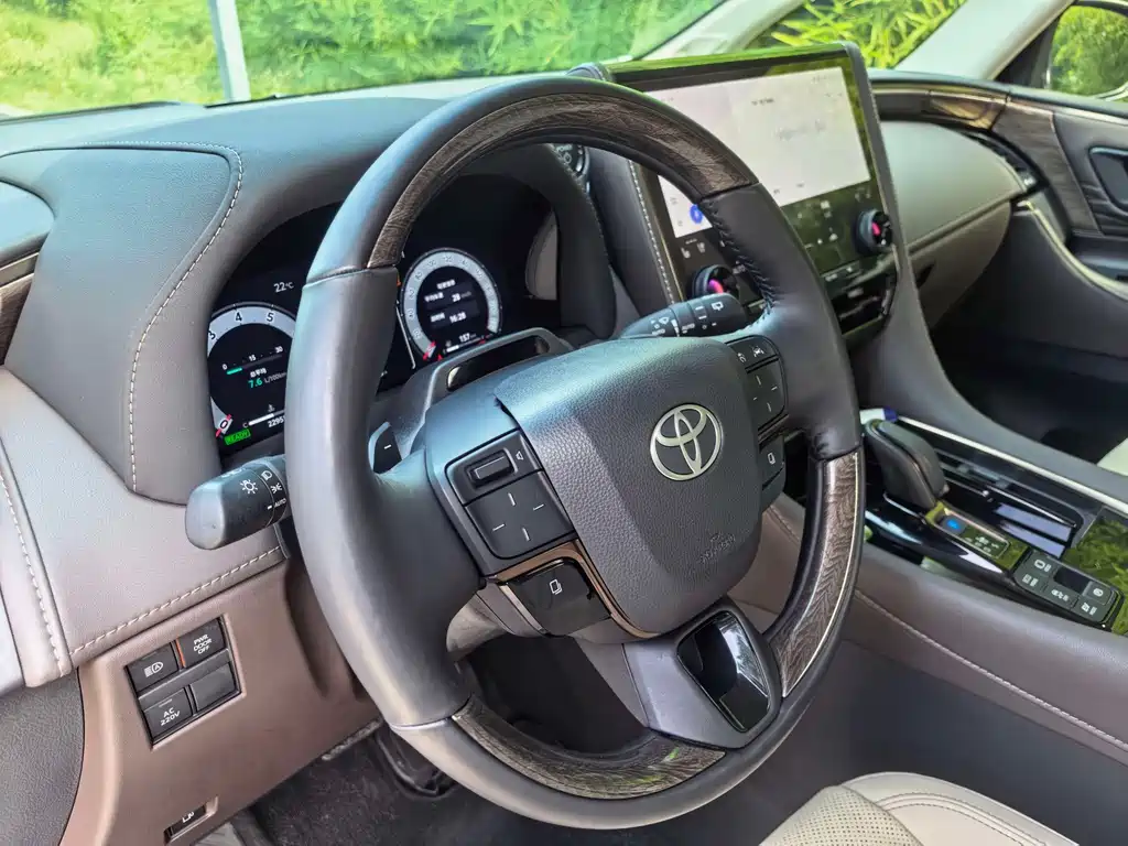 Toyota Alphard — фото 5