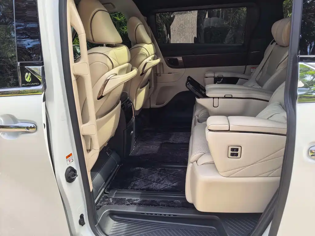 Toyota Alphard — фото 8