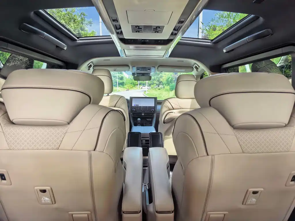 Toyota Alphard — фото 9