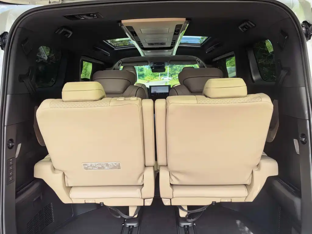 Toyota Alphard — фото 10