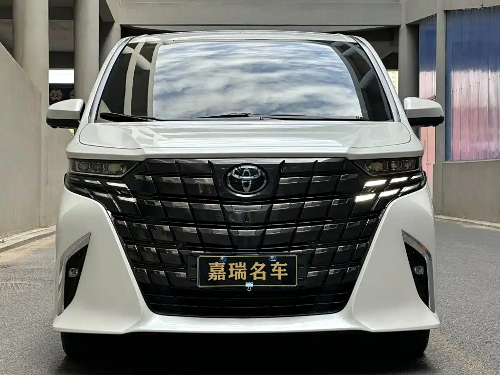 Toyota Alphard — фото 2