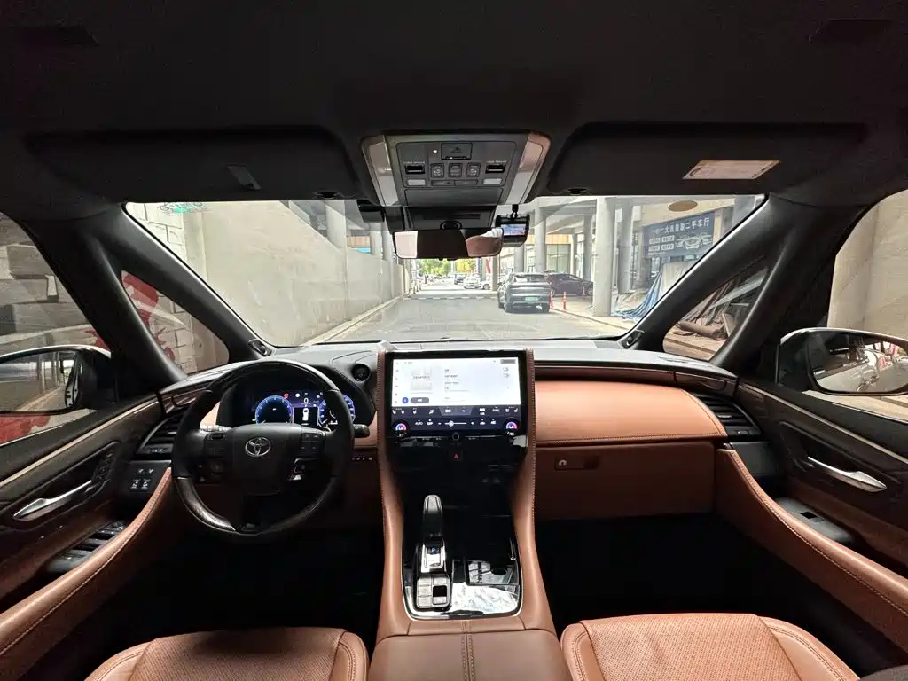 Toyota Alphard — фото 11