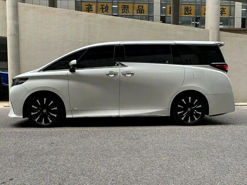 Toyota Alphard — фото 3