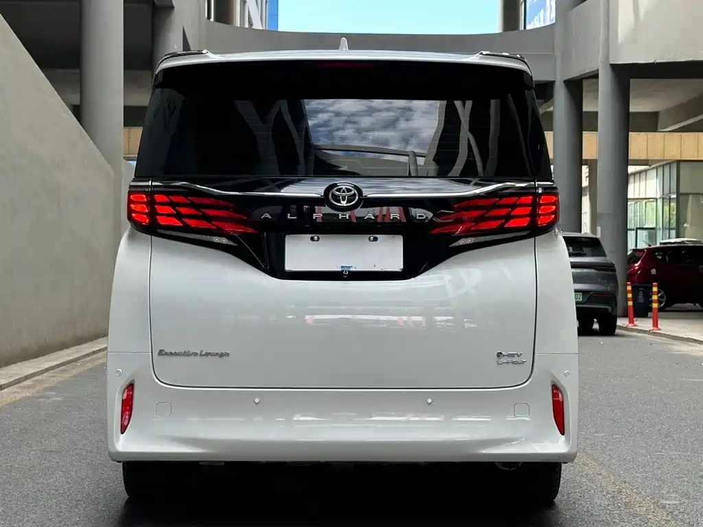 Toyota Alphard — фото 4
