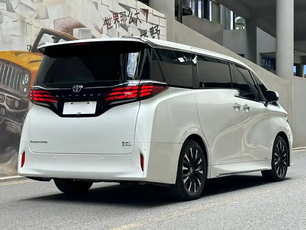 Toyota Alphard — фото 5