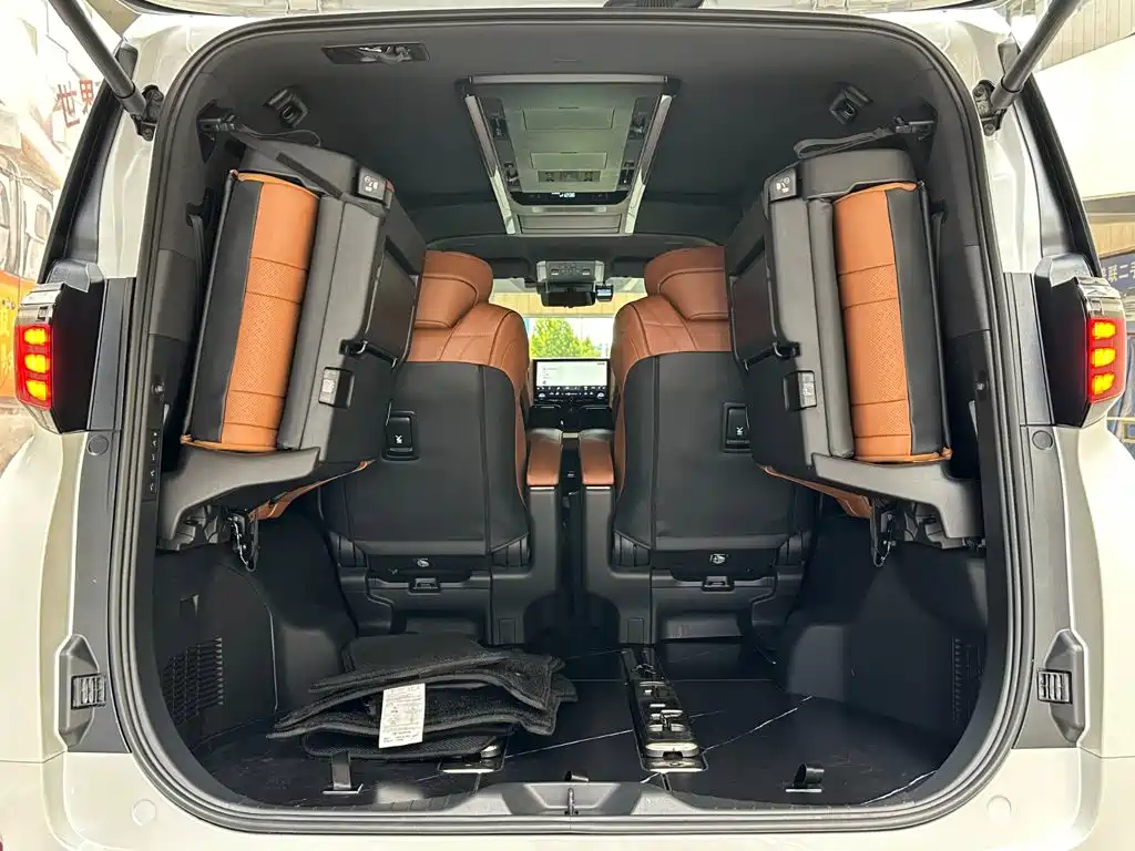 Toyota Alphard — фото 8
