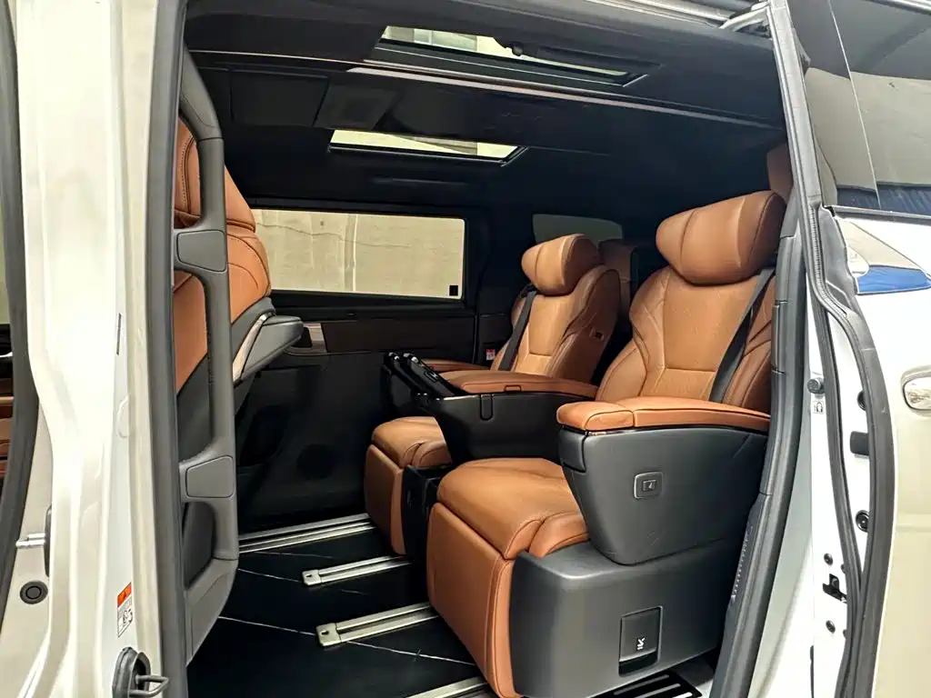Toyota Alphard — фото 10