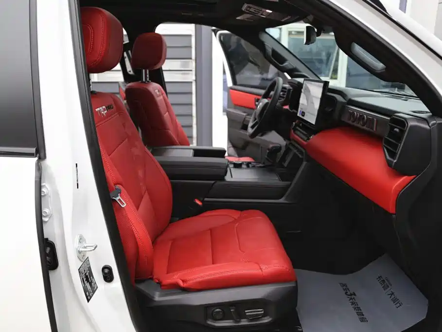 Toyota Sequoia — фото 23