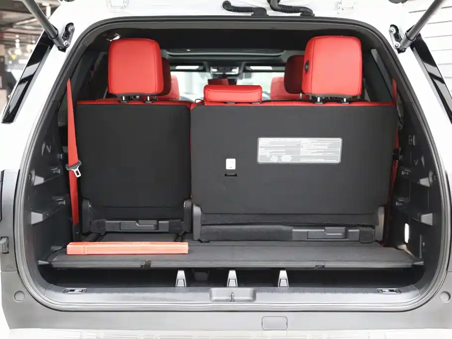 Toyota Sequoia — фото 30