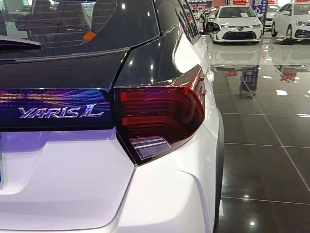 Toyota Yaris L — фото 8