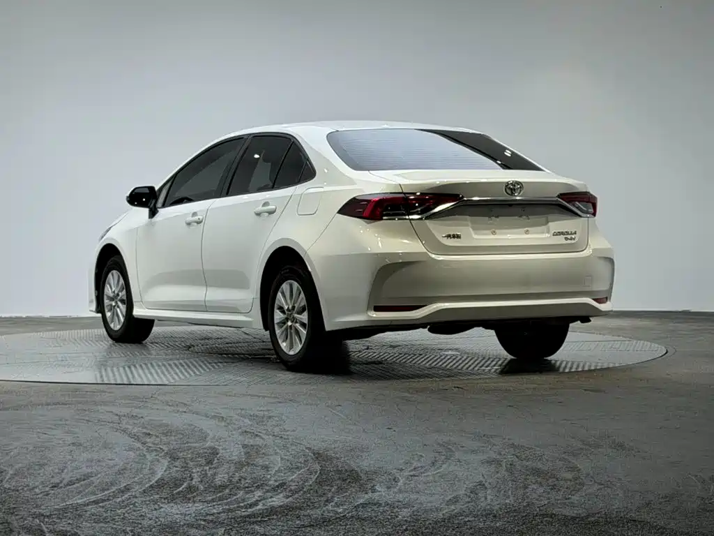 Toyota Corolla — фото 3