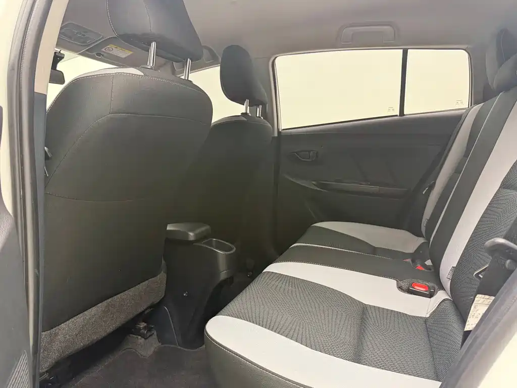 Toyota Yaris L — фото 9