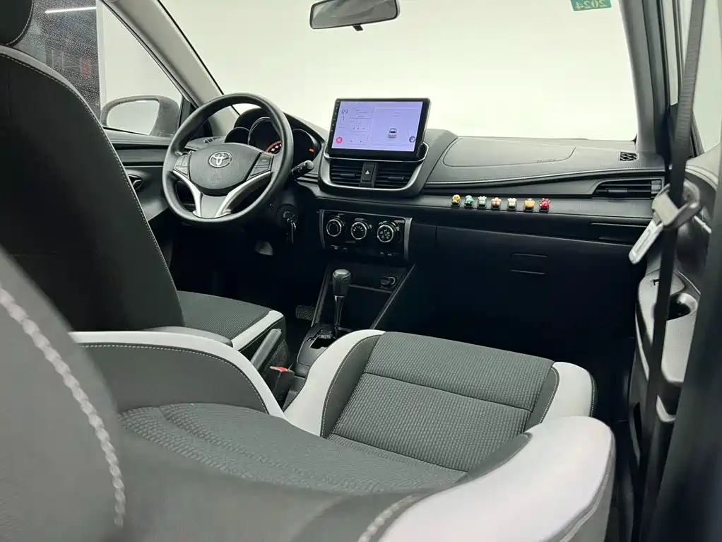 Toyota Yaris L — фото 13