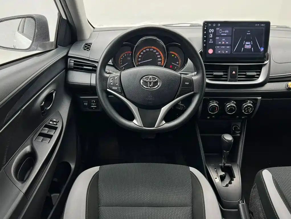 Toyota Yaris L — фото 20