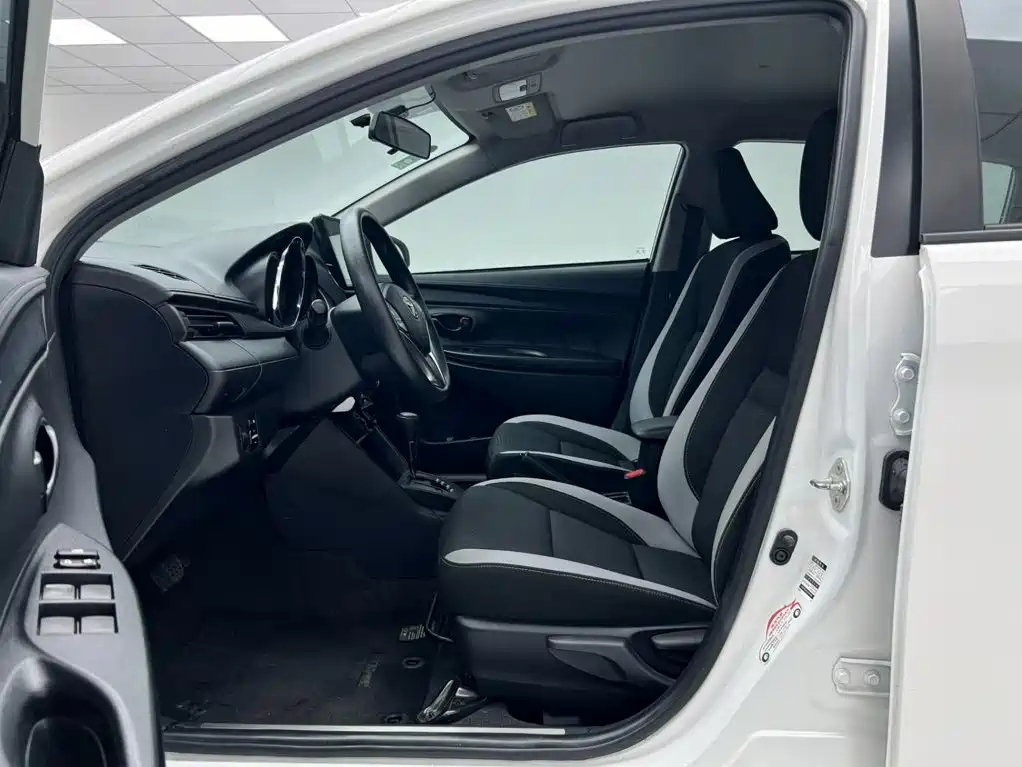 Toyota Yaris L — фото 6