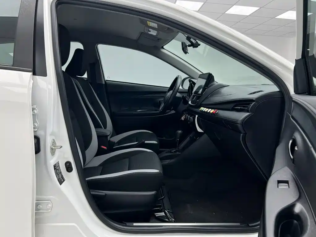 Toyota Yaris L — фото 7