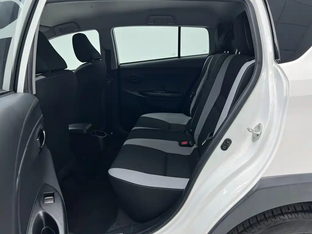 Toyota Yaris L — фото 8