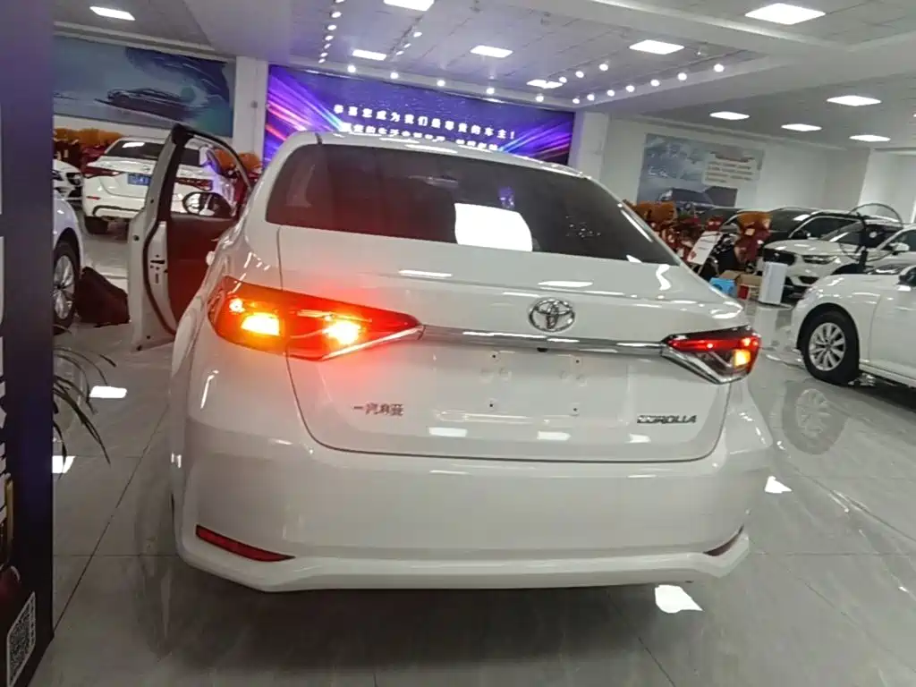 Toyota Corolla — фото 6