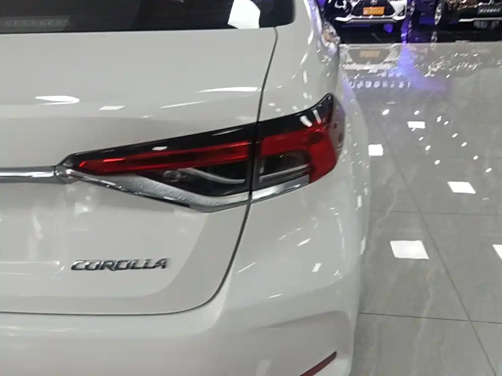 Toyota Corolla — фото 8