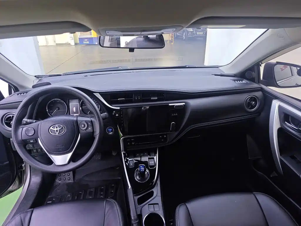 Toyota Corolla Hybrid — фото 11