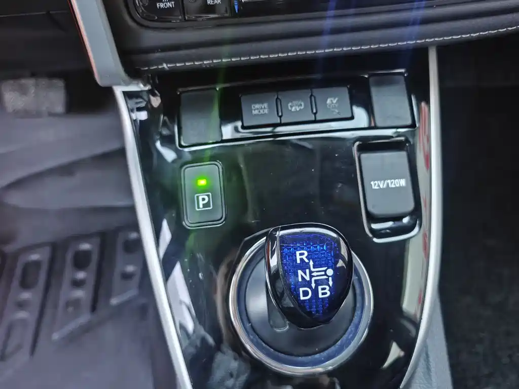 Toyota Corolla Hybrid — фото 15