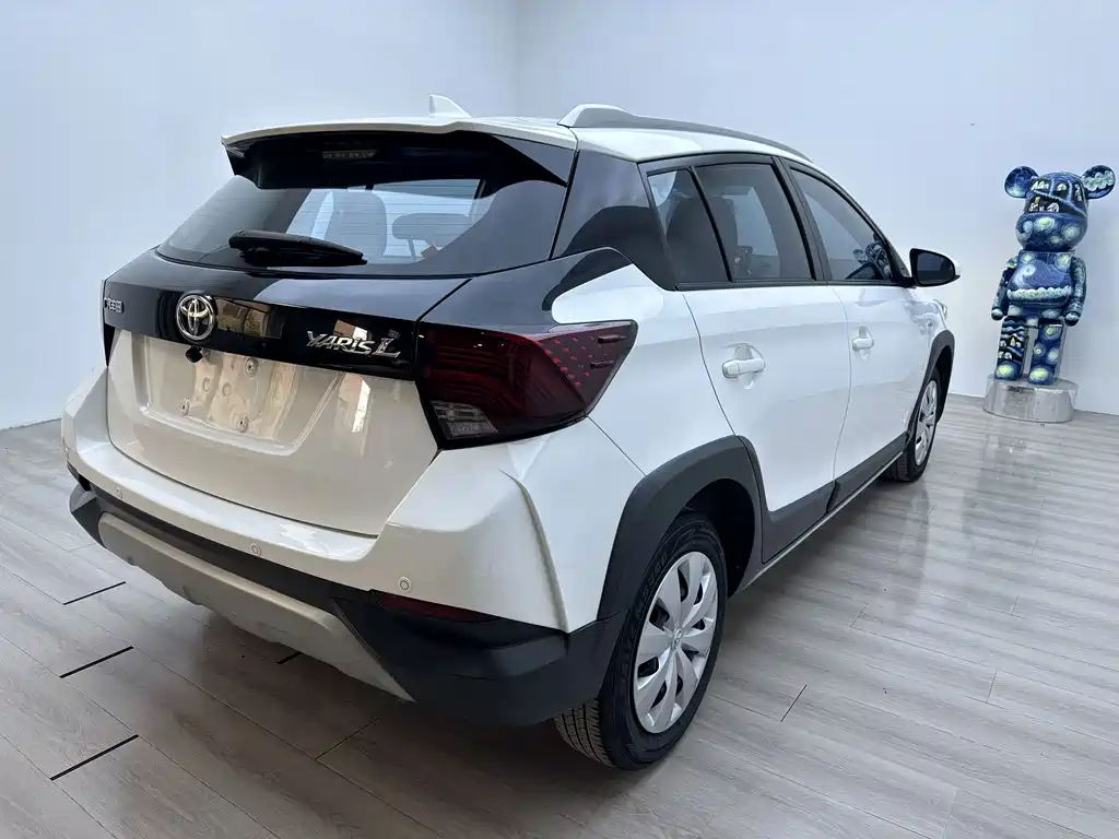 Toyota Yaris L — фото 3