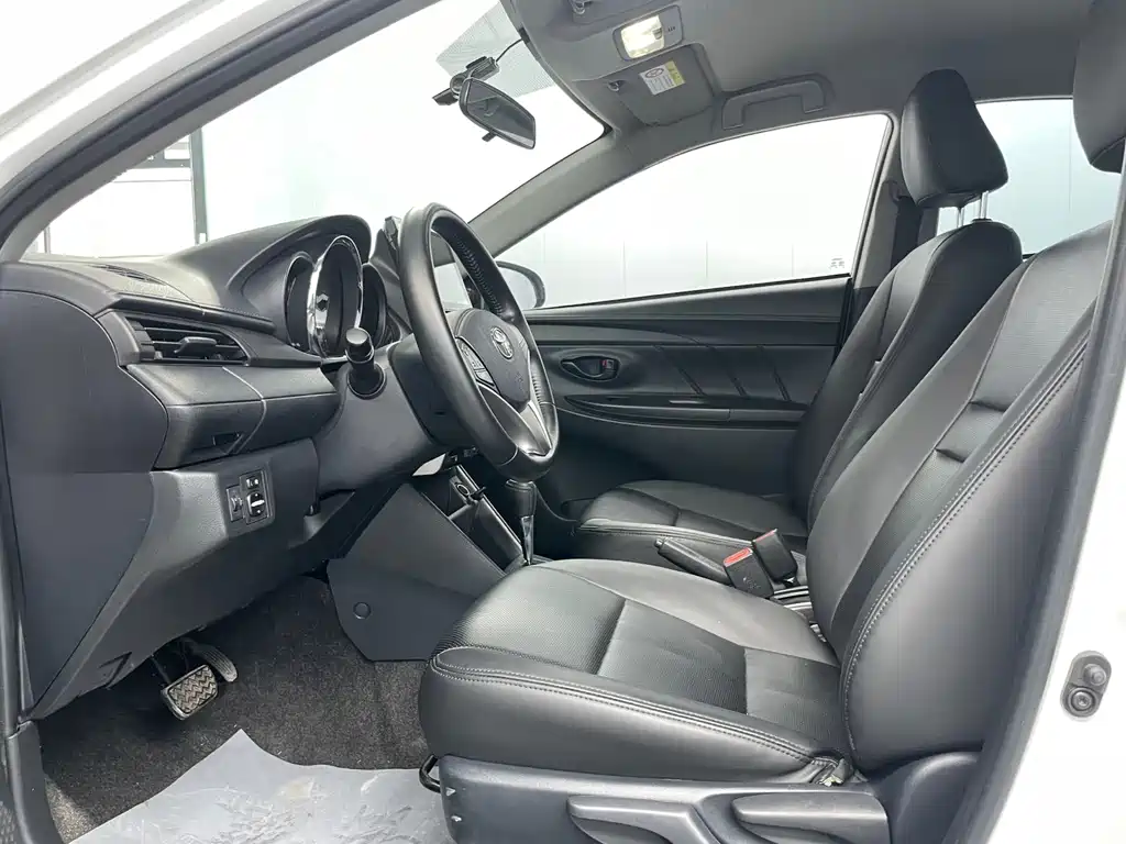 Toyota Yaris L — фото 4