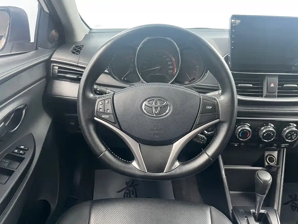 Toyota Yaris L — фото 7