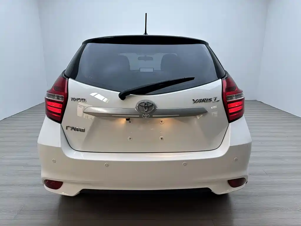 Toyota Yaris L — фото 4