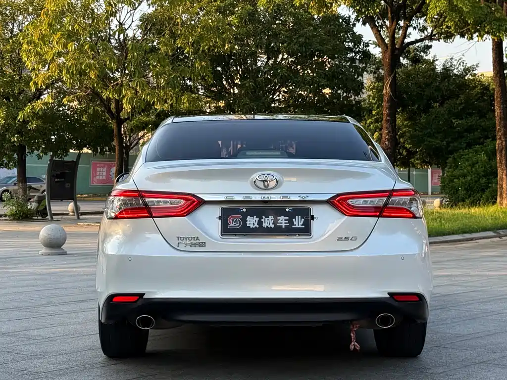 Toyota Camry — фото 5