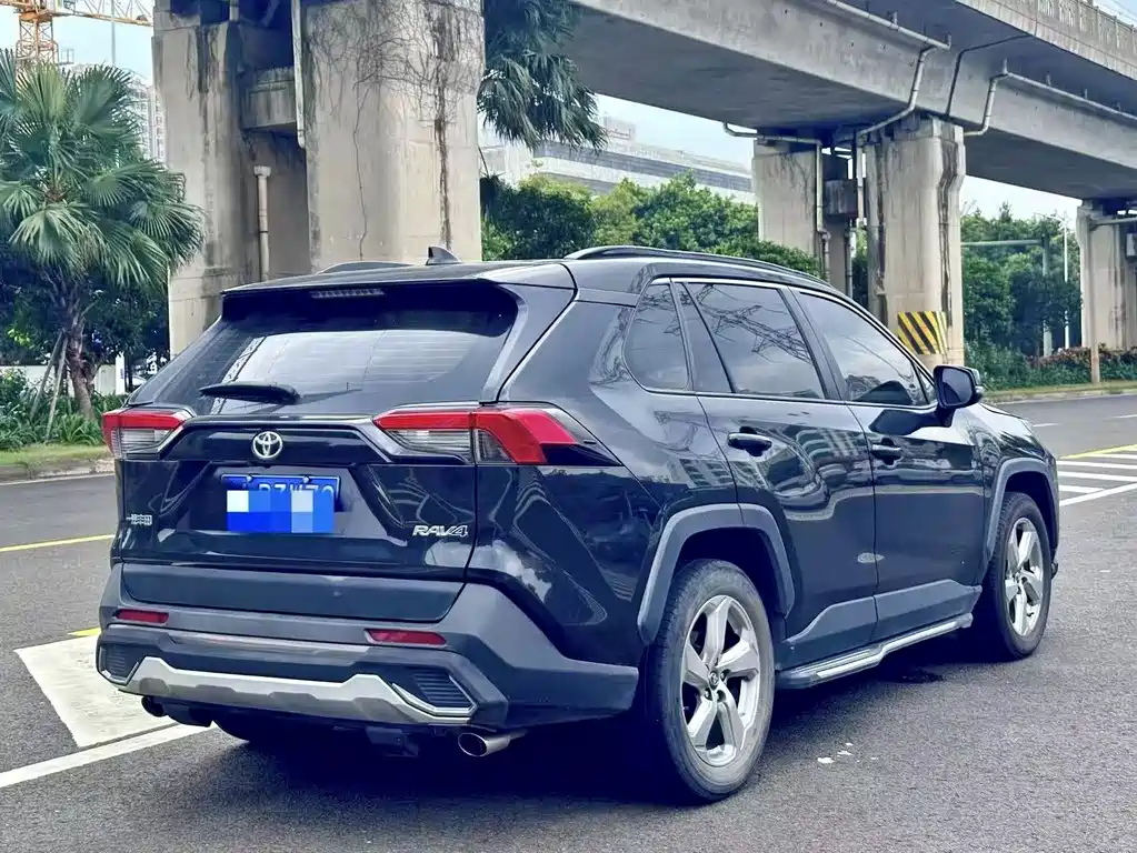 Toyota RAV4 — фото 4