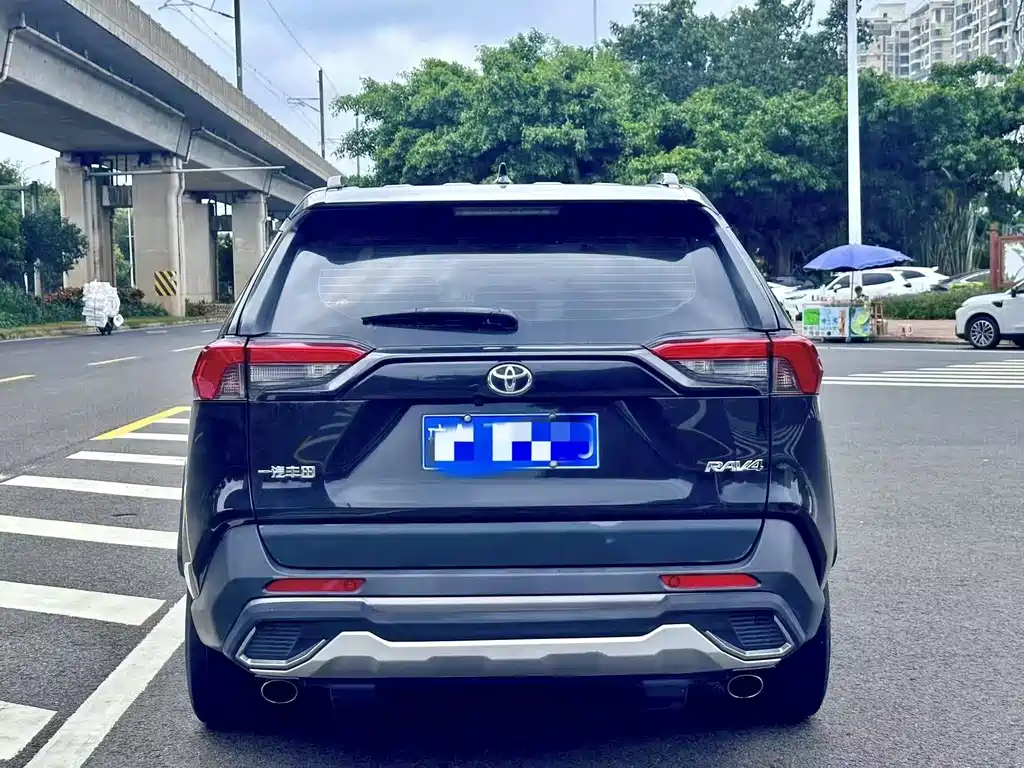 Toyota RAV4 — фото 5