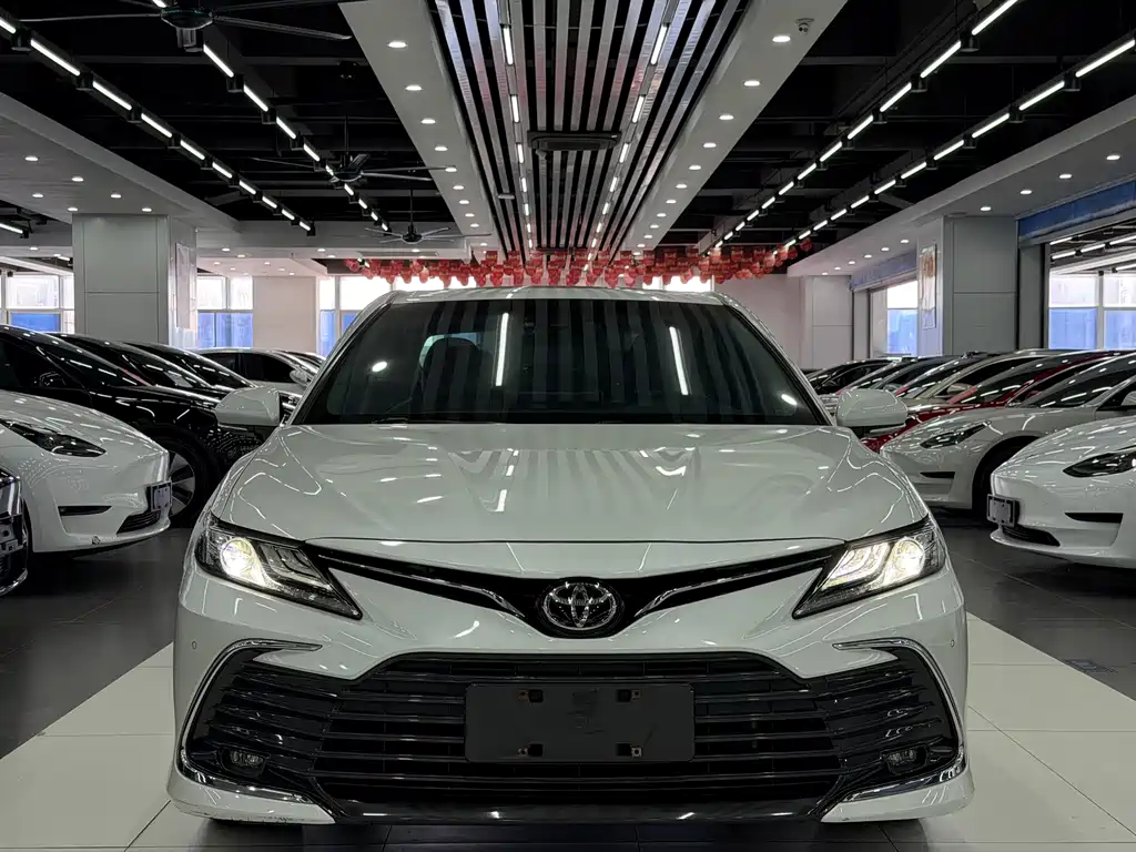 Toyota Camry — фото 2