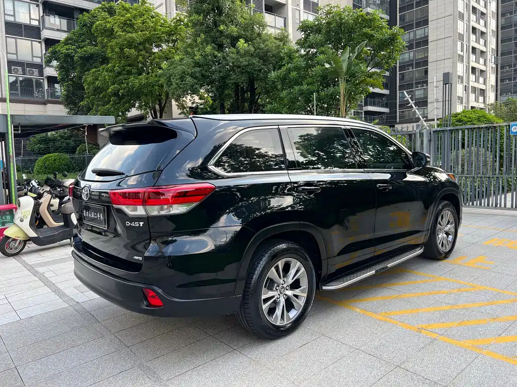 Toyota Highlander — фото 7