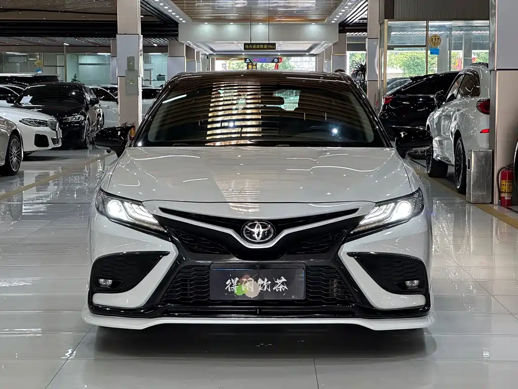 Toyota Camry — фото 2