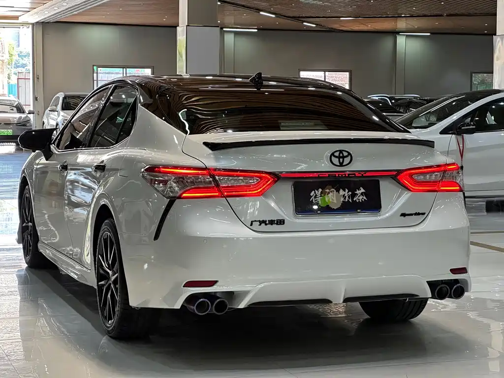 Toyota Camry — фото 17