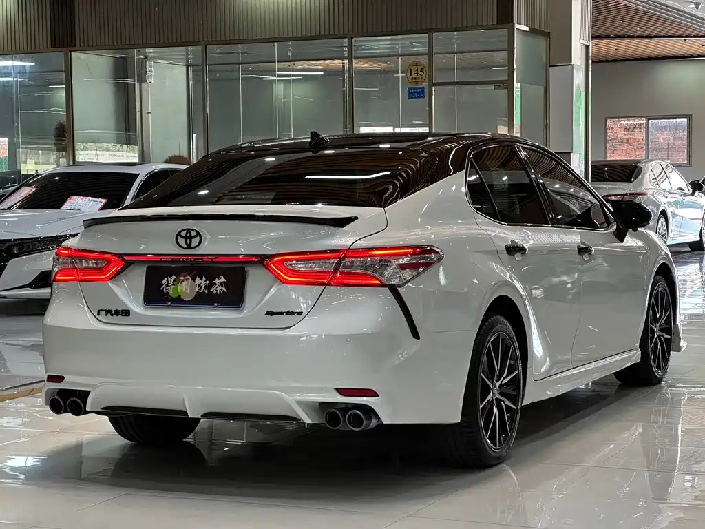 Toyota Camry — фото 19