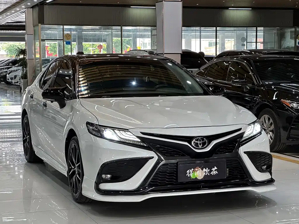 Toyota Camry — фото 3