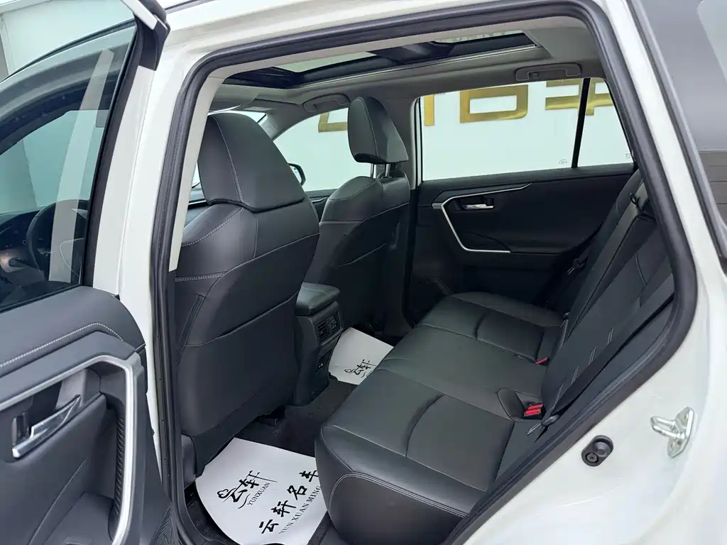 Toyota RAV4 — фото 7