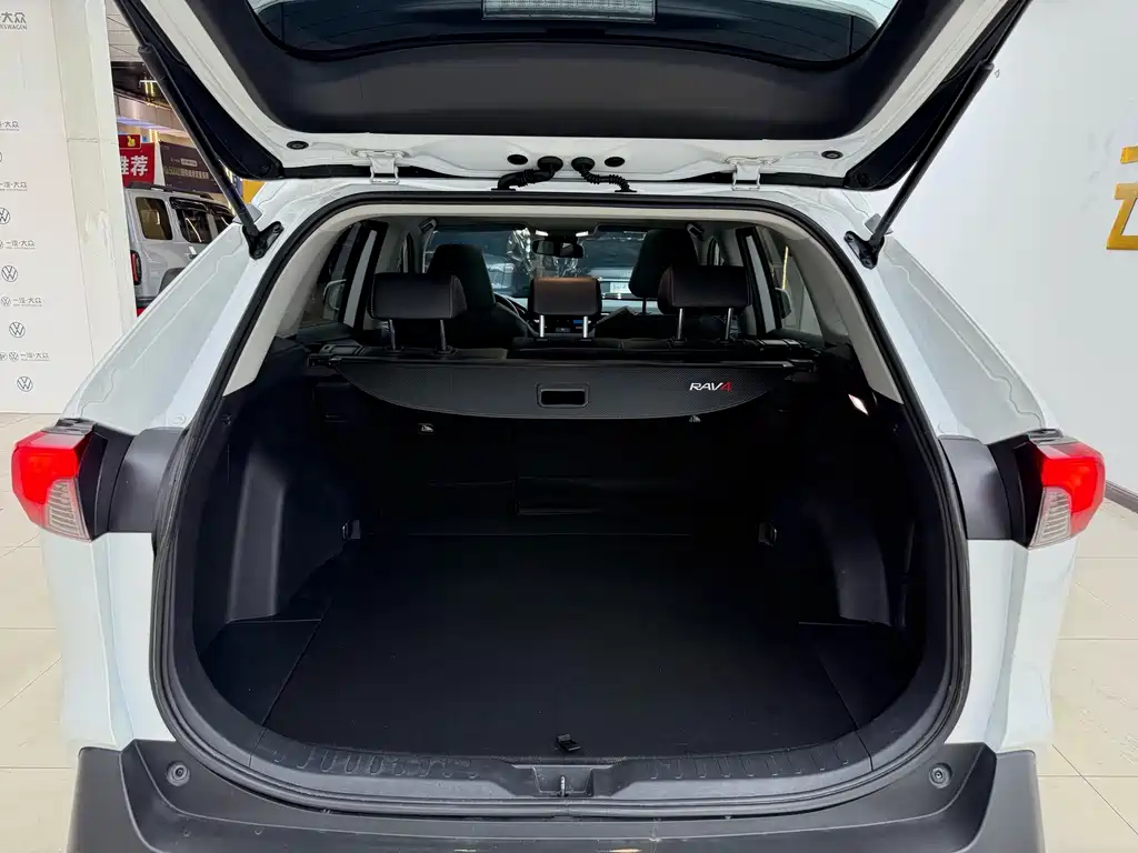Toyota RAV4 — фото 8