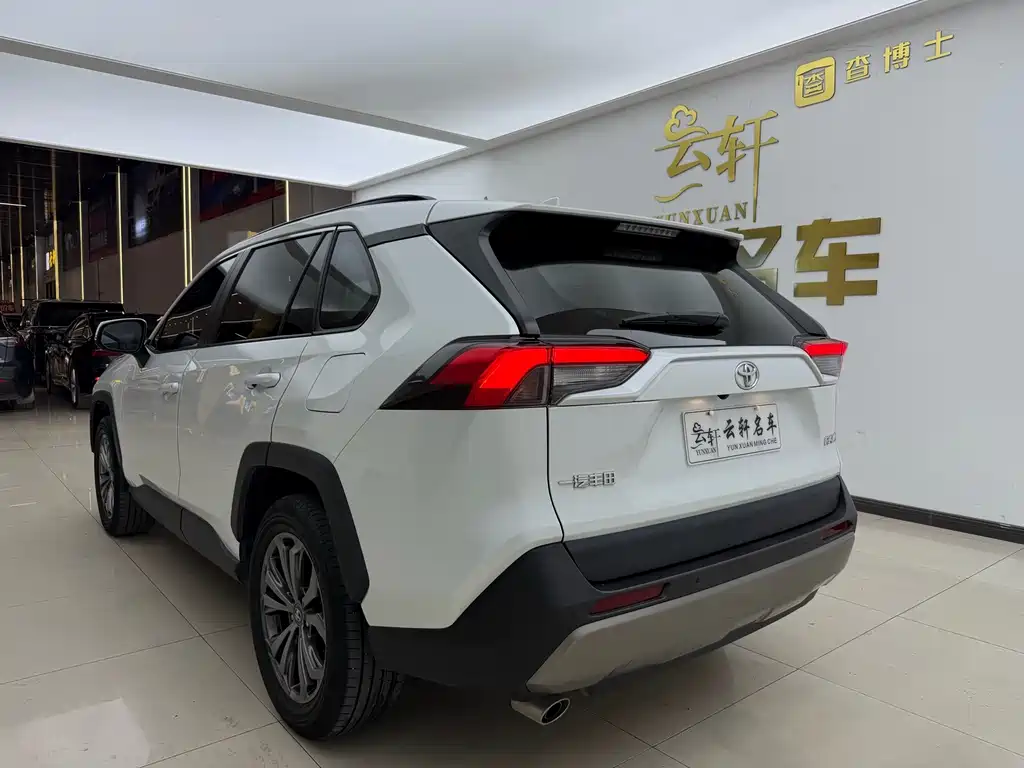 Toyota RAV4 — фото 9