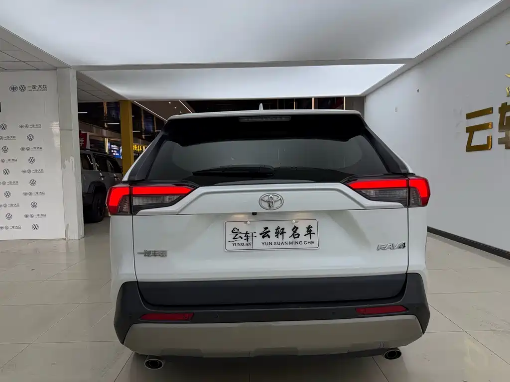 Toyota RAV4 — фото 10