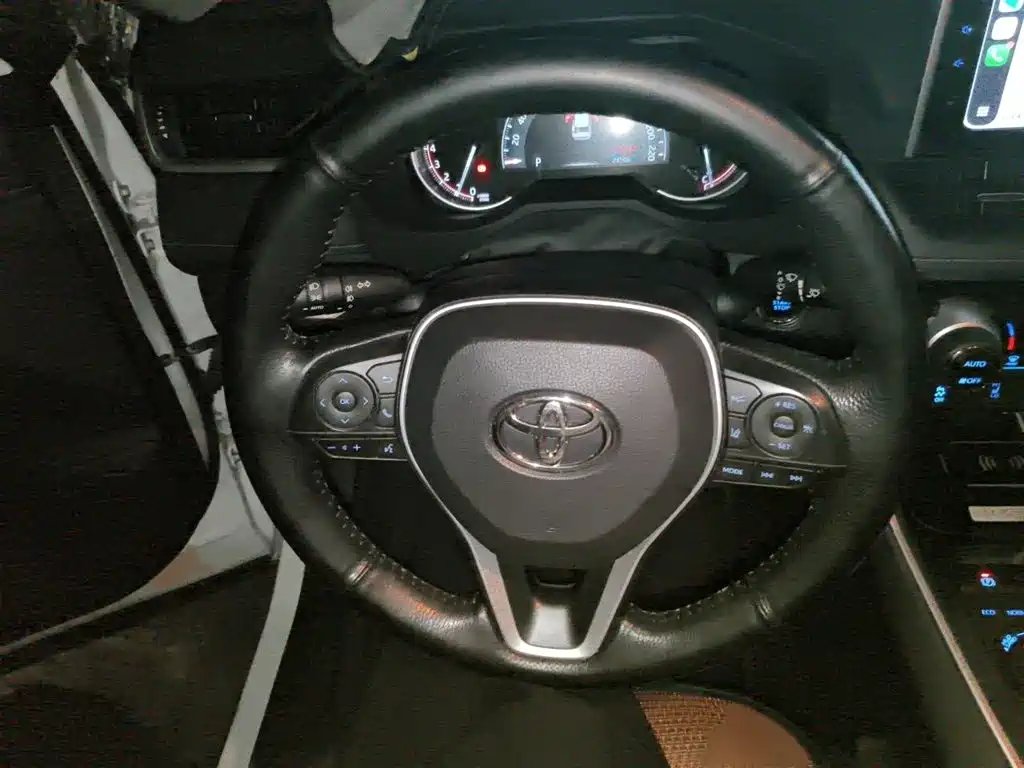 Toyota RAV4 — фото 3